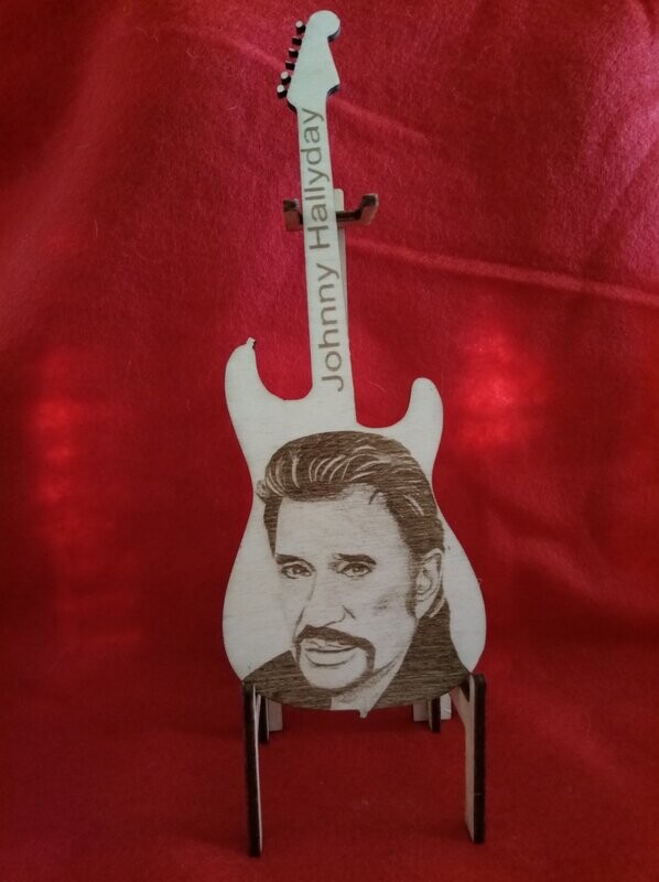 portrait johnny Hallyday sur guitare sur support