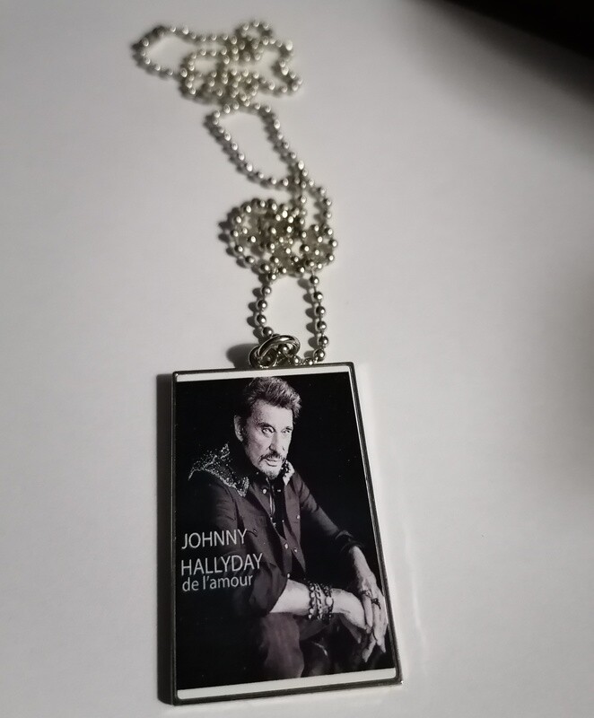 Pendentif rectangle arrondi sur chaîne johnny Hallyday