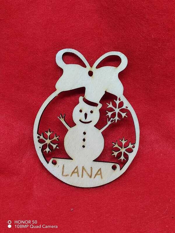 Boule de Noël en bois personnalisée avec texte et motif découpés laser