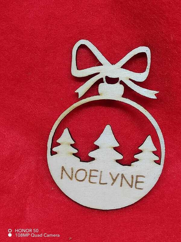 Boule de Noël en bois personnalisée avec texte et motif découpés laser
