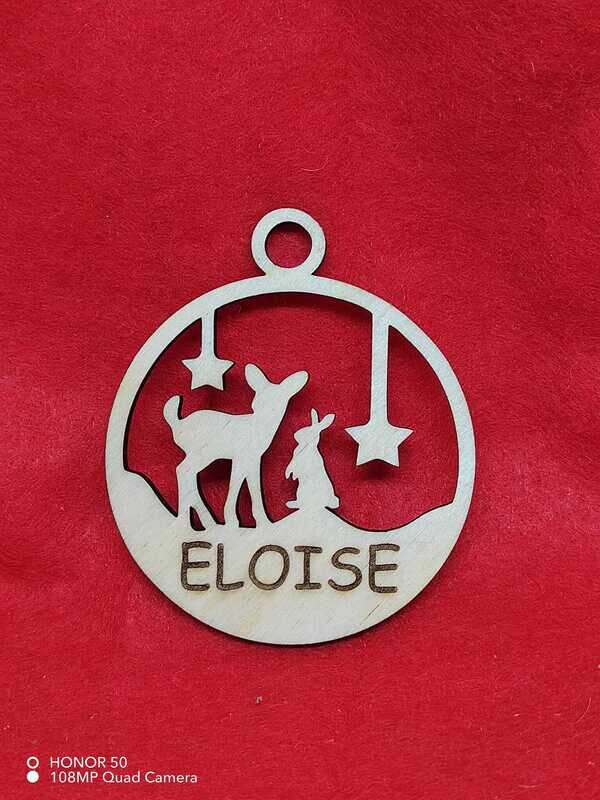 Boule de Noël en bois personnalisée avec texte et motif découpés laser