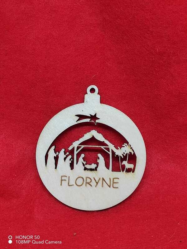 Boule de Noël en bois personnalisée avec texte et motif découpés laser