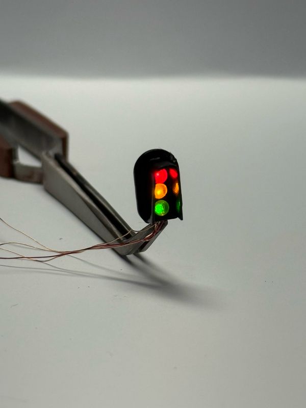 HO: Modern "Vader Style" Signal Head THREE Aspect