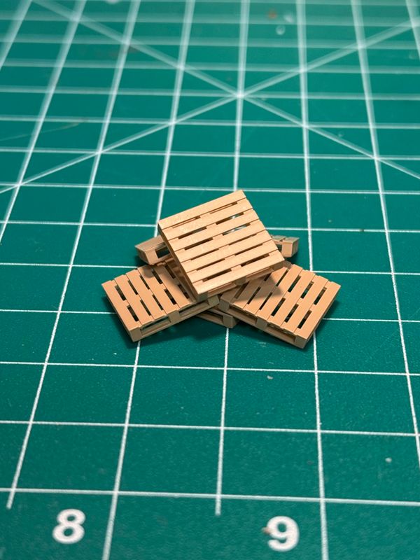HO: Wooden Pallets