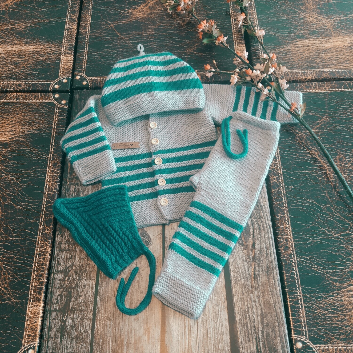 1 - Completino: giacchina con cappuccio e pantaloncini + cuffietta in lana merinos taglia 6/9 mesi.
2 - Maglioncino in acrilico super soft taglia 3/4 anni.