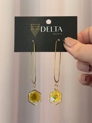 * Delta Yellow Pressed Flower Hexagon