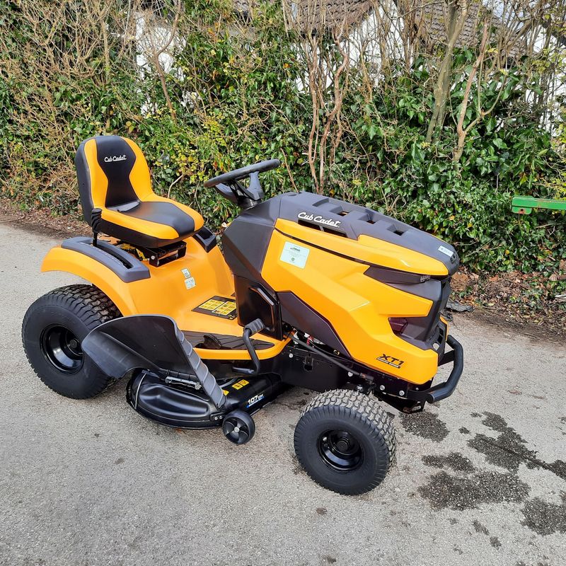 USED Cub Cadet XT1 OS107 Lawn Tractor Mower 42&quot; &#39;Shop soiled&#39;