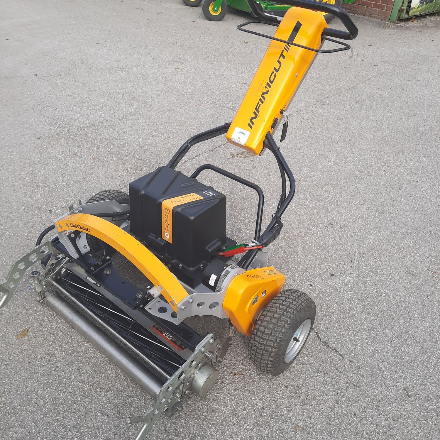 Used infinicut FL26 Greens Mower