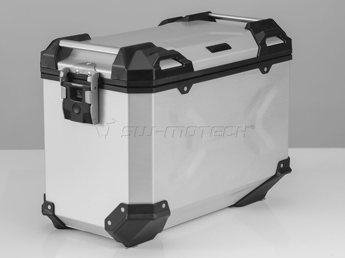 TRAX Adventure argent gauche 45 litres
Capacité: 37 litres ou 48 litres
Dimensions de 37 litres: 490 x 230 x 370mm
Dimensions de 48 litres: 490 x 280 x 370mm