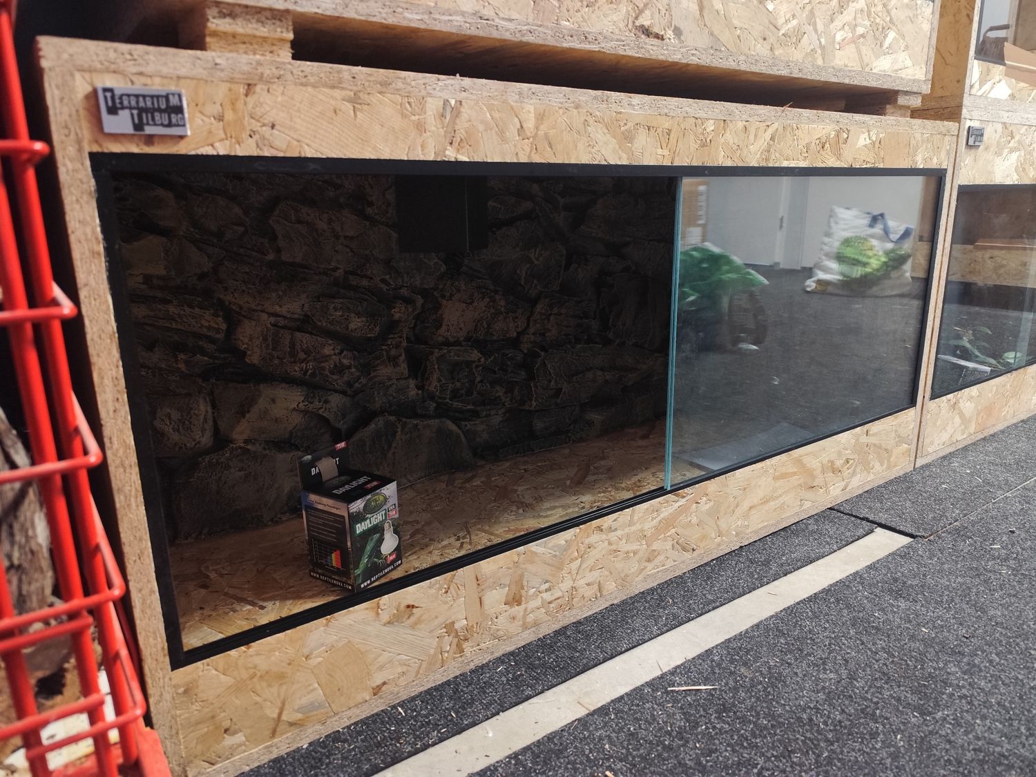 Osb3 terrarium 121/50/57,5 polyester achterwand (4) Osb3 terrarium 121/50/57,5 polyester achterwand (4)