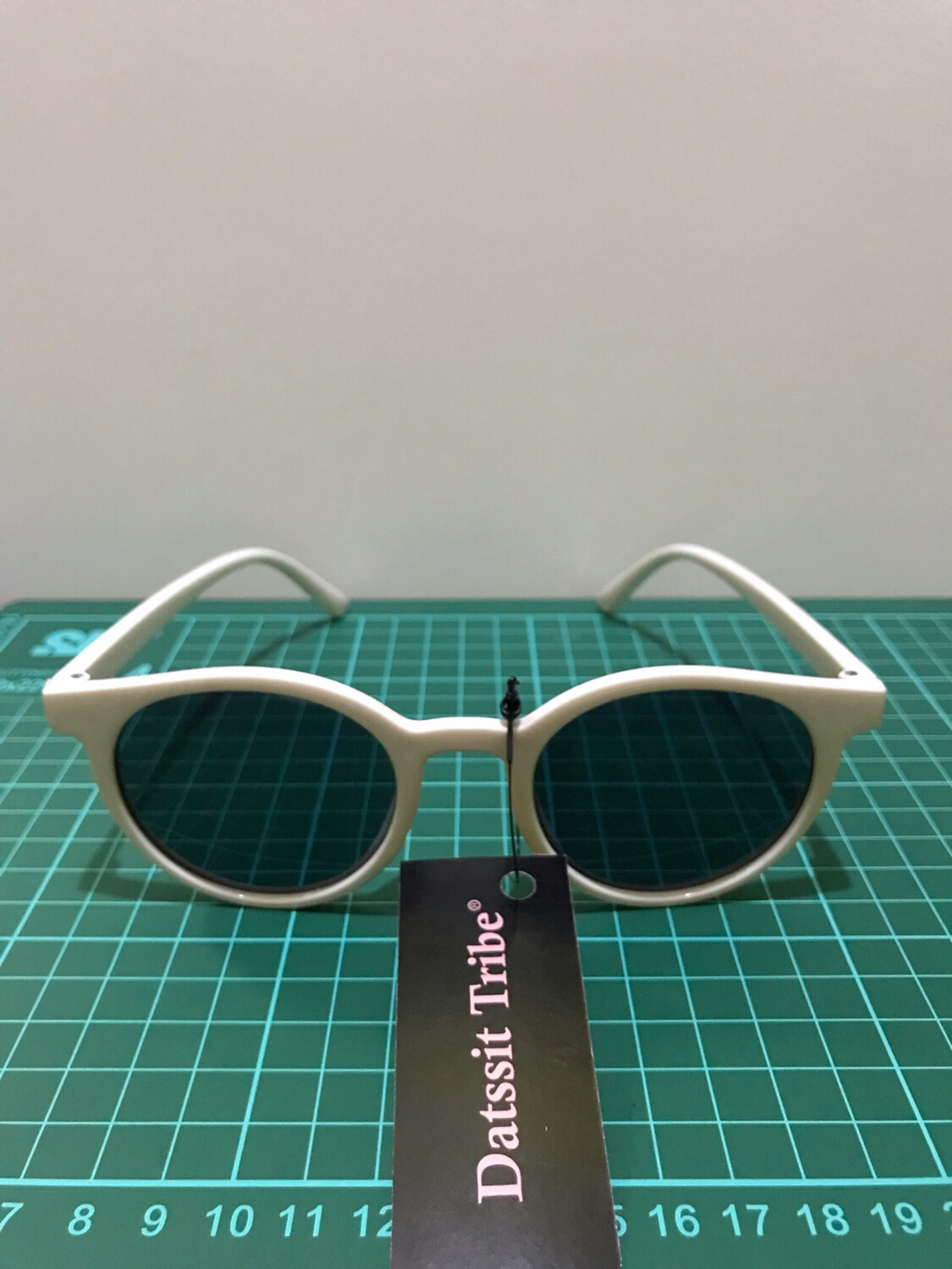 While Sunglasses | Datssit