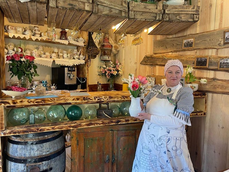 17. novembrī 13:00- Latvijas dzimšanas dienas mielasts “ Dieniņu” Lielistabā! Ar 3 kārtu galda klājumu, svētku torti , vīna glāzi un saimnieces tejatrelizētiem vēsturiskiem stāstiem. 17. novembrī 13:00- Latvijas dzimšanas dienas mielasts “ Dieniņu” Lielistabā! Ar 3 kārtu galda klājumu, svētku torti , vīna glāzi un saimnieces tejatrelizētiem vēsturiskiem stāstiem.