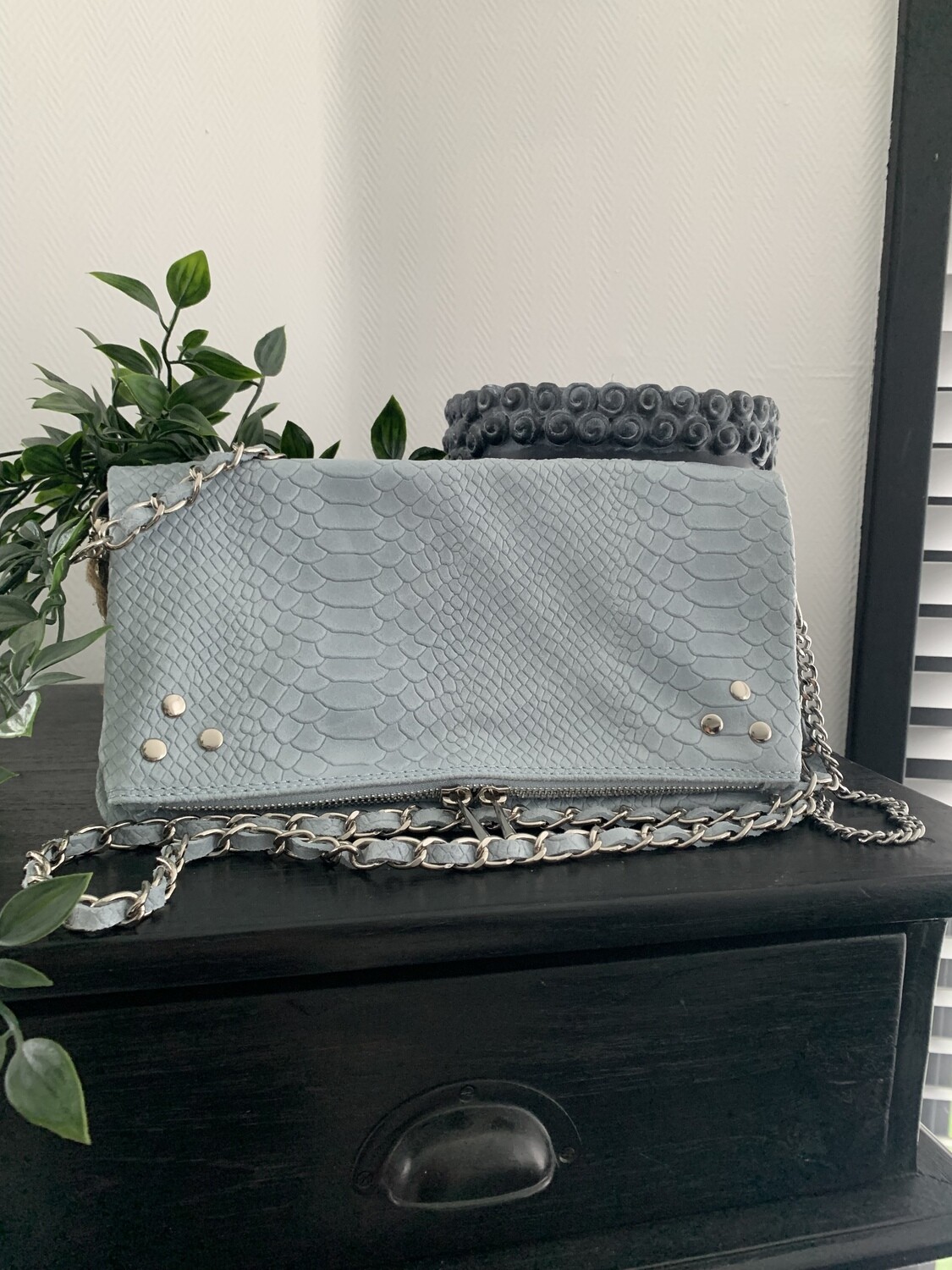 Lederen schoudertas met studs croco Lichtblauw