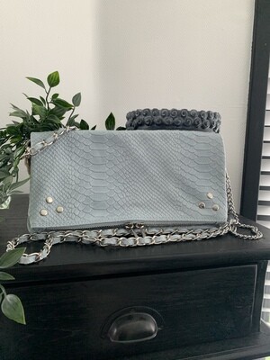 Lederen schoudertas met studs croco Lichtblauw