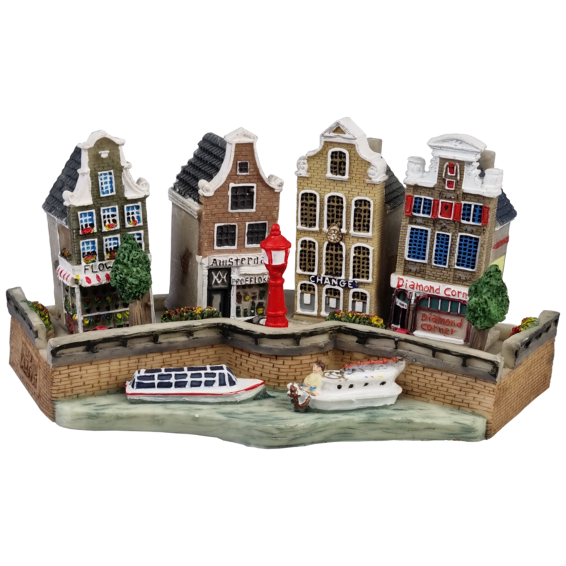 Gracht voor vier gevelhuisjes