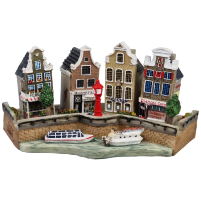 Gracht voor vier gevelhuisjes