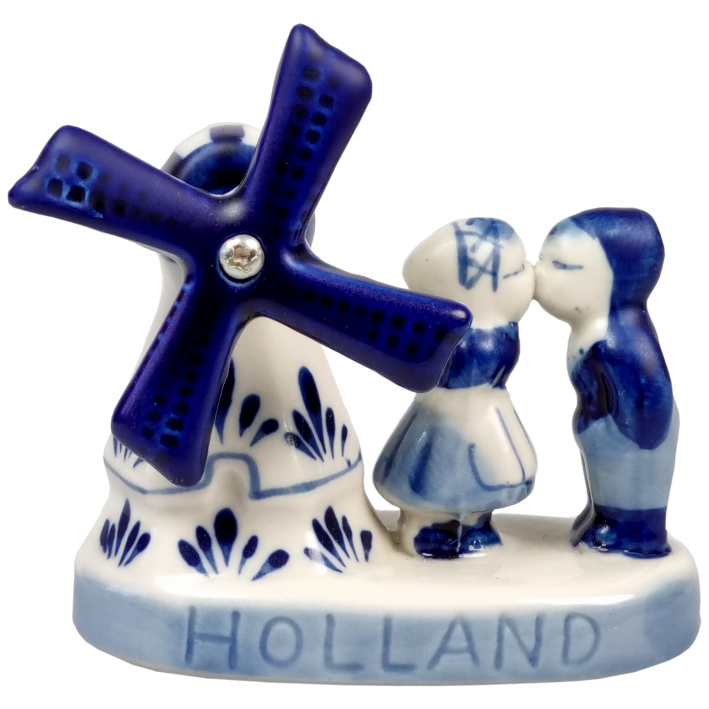 Molen en kussend paartje