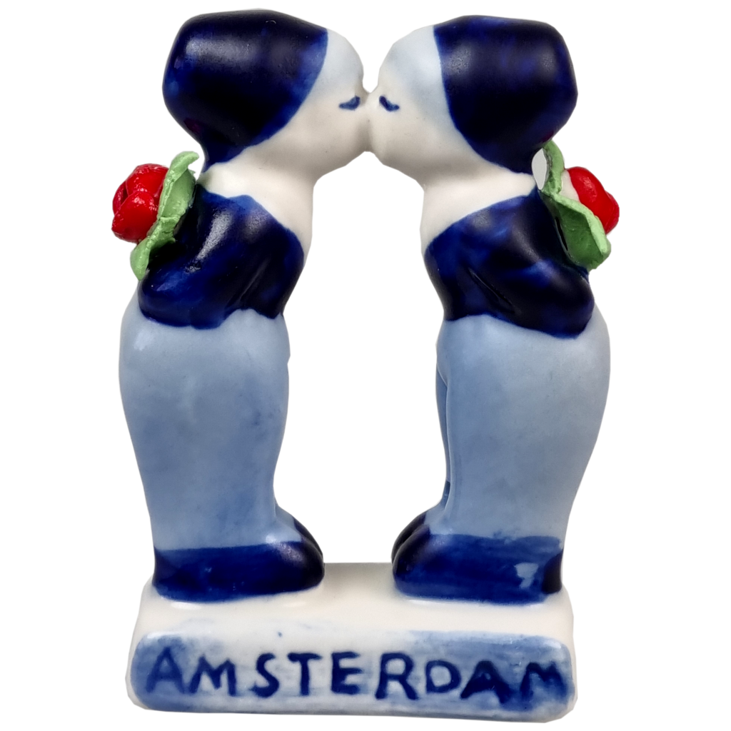 Kusjongens met rode tulpen Amsterdam