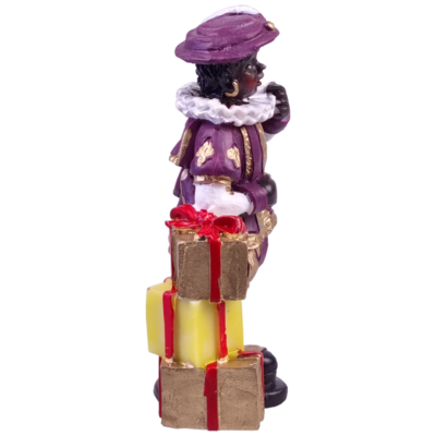 Zwarte Piet staand met pakjes