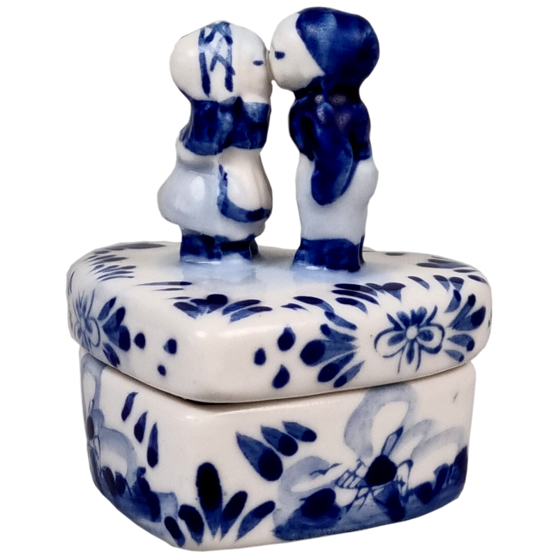 Delfts blauwe Pillendoosje hartvormig met kuspaar