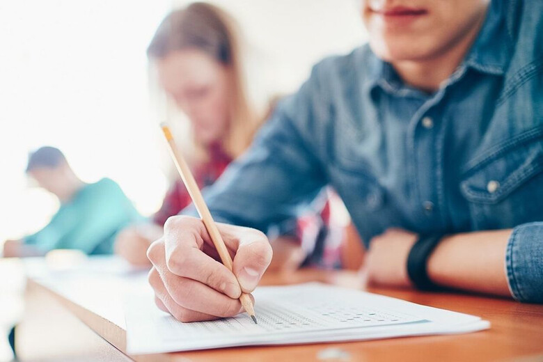 Differences Between a Thesis and Dissertation - Guide 2022