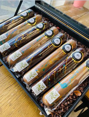 菓子 Dubai Style Chocolate x2 菓子 Lindt Dubai Style Chocolate x2 Lindt Dubai Style