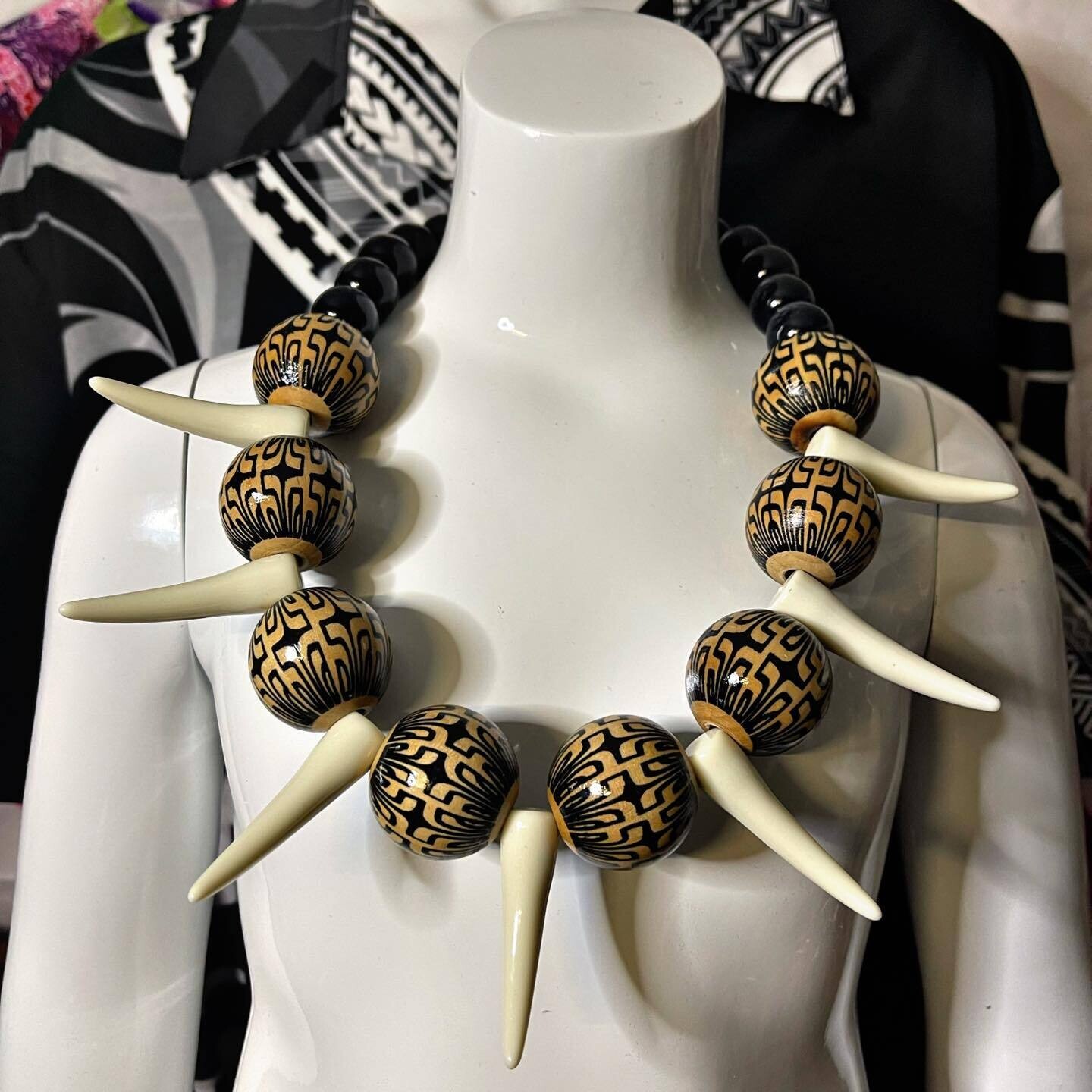 Collier avec dents en résine