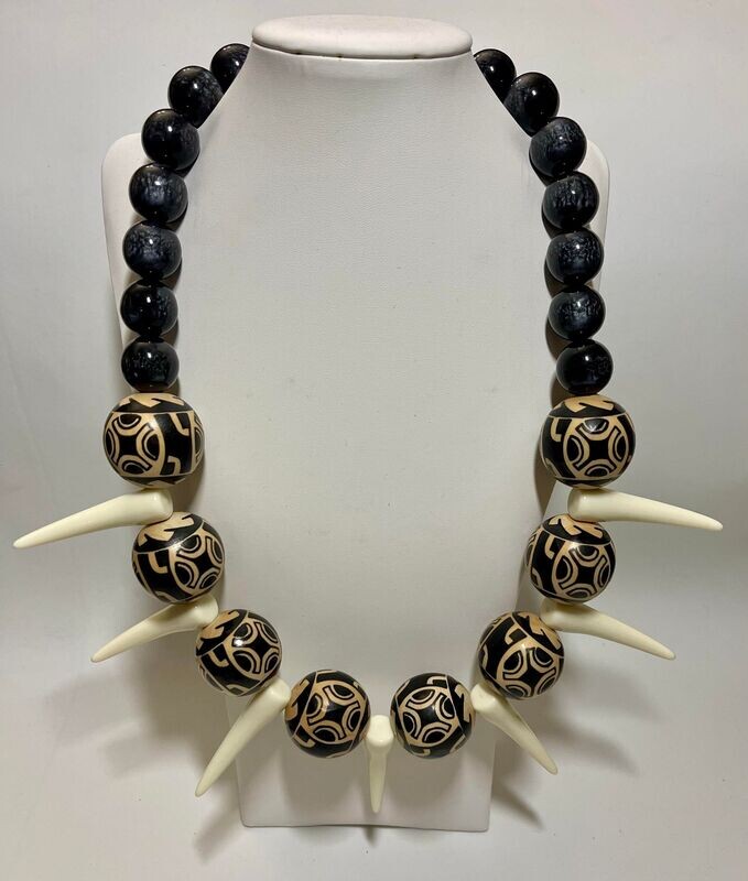 Collier avec dents en résine