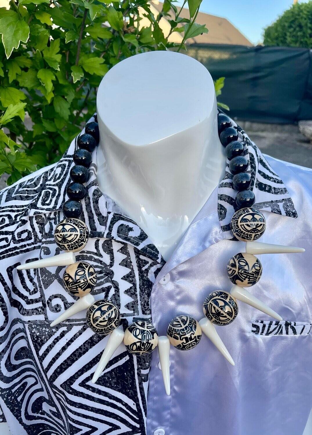 Collier avec dents en résine