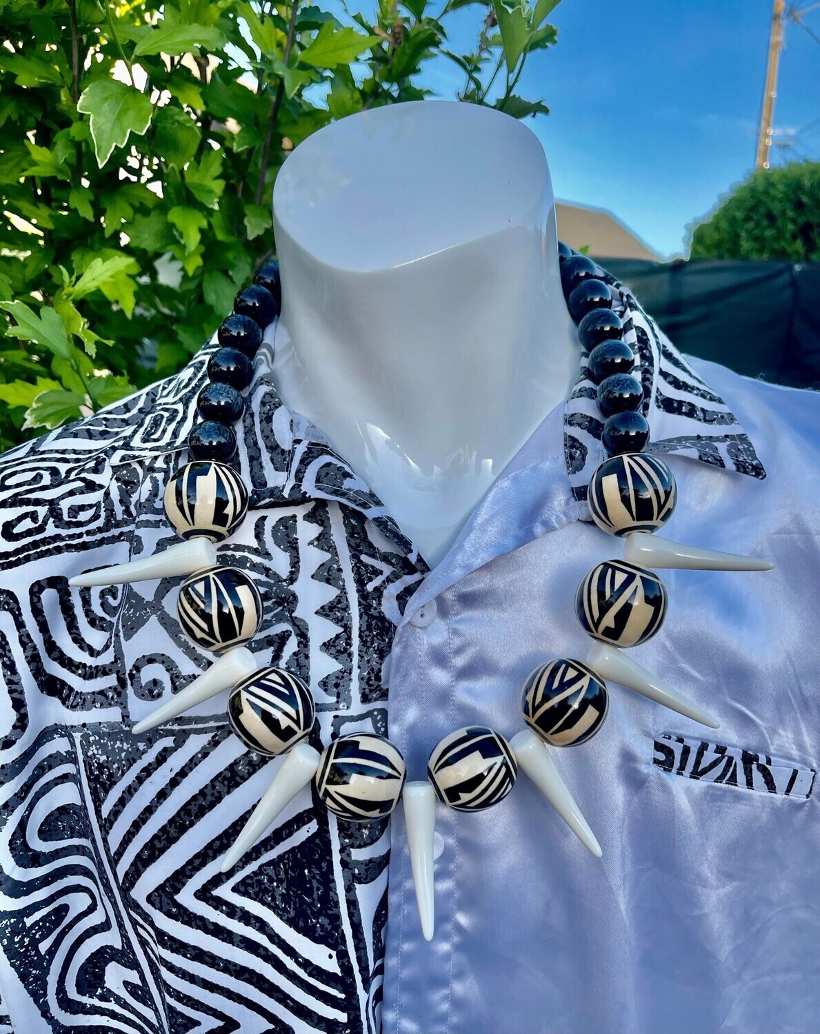 Collier avec dents en résine
