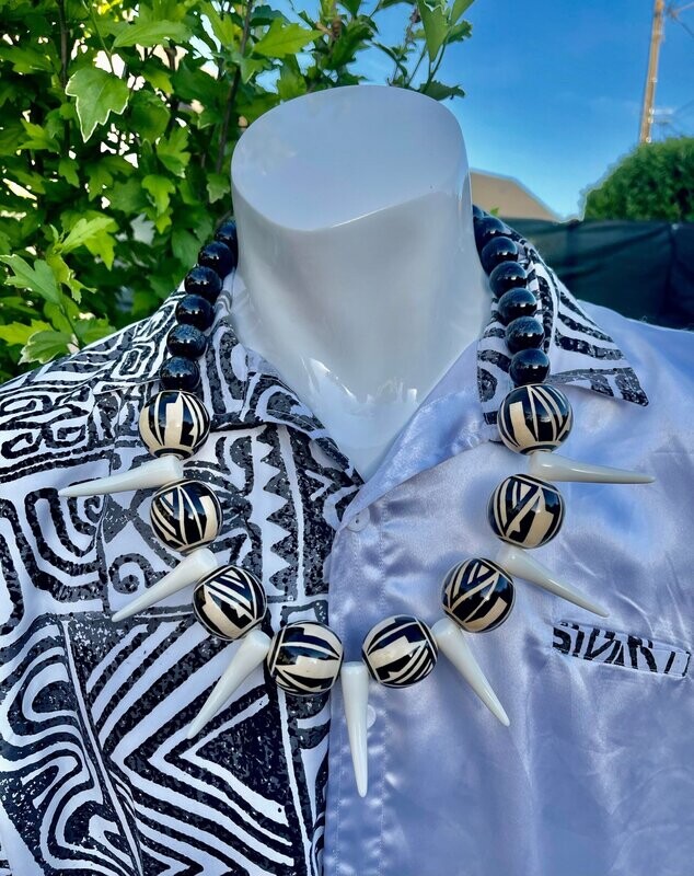 Collier avec dents en résine