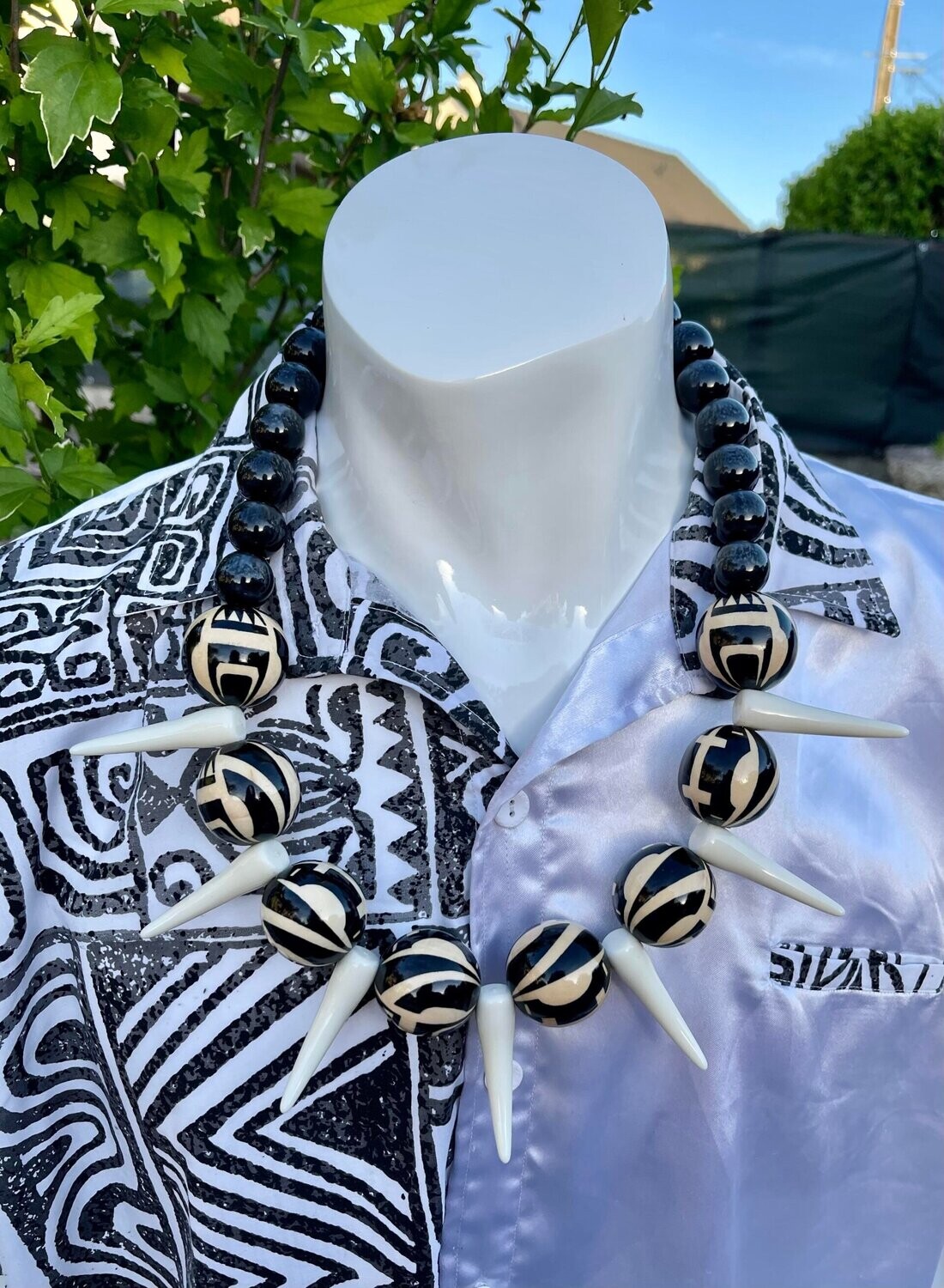 Collier avec dents en résine