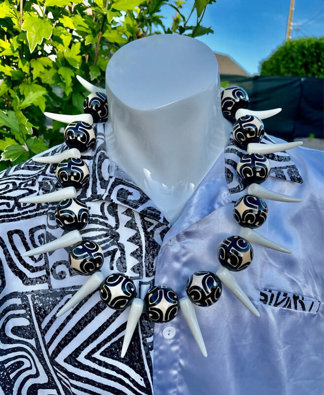 Collier avec dents en résine