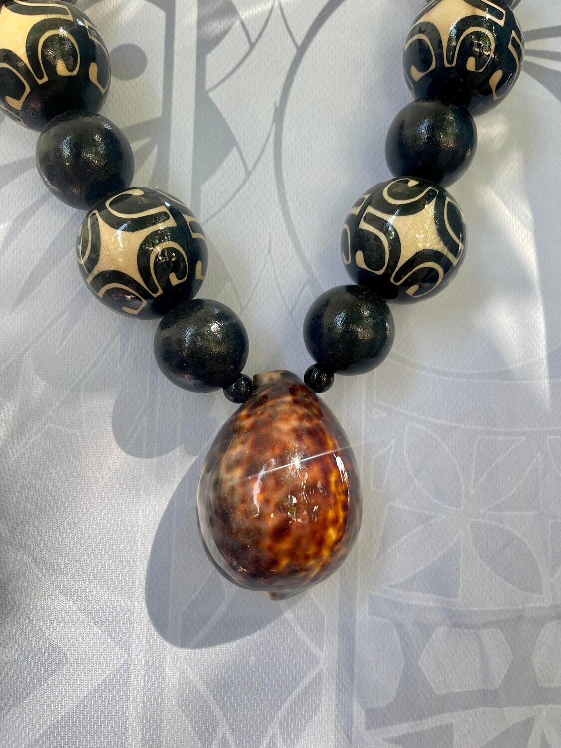 Collier avec coquillage porcelaine