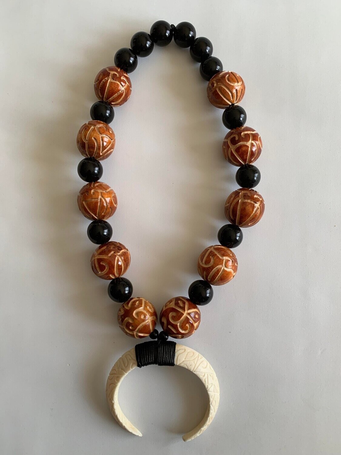 Collier dents de cochon gravé