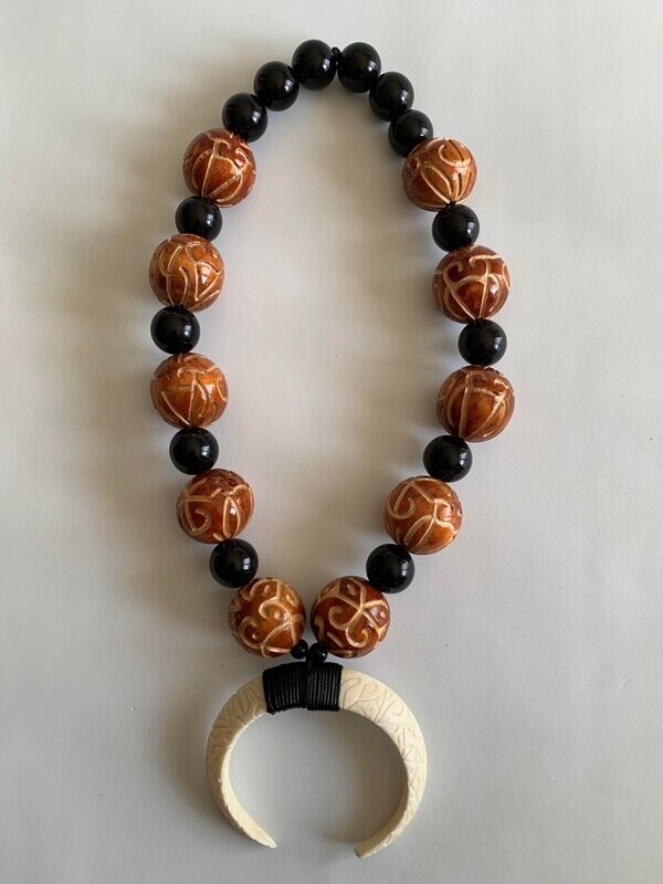Collier dents de cochon gravé