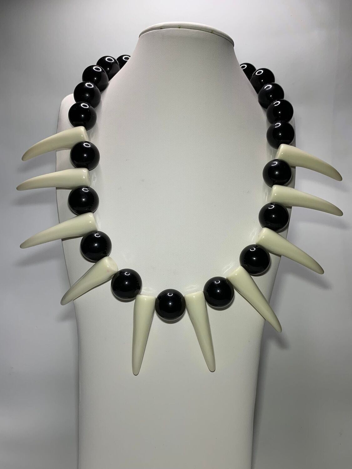 Collier Femme avec dents en résine