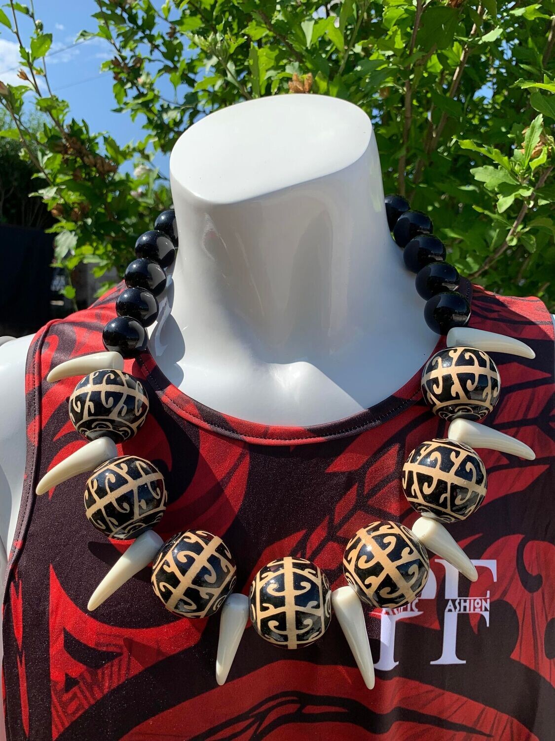 Collier avec dents en résine