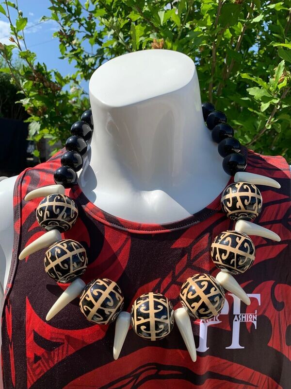 Collier avec dents en résine