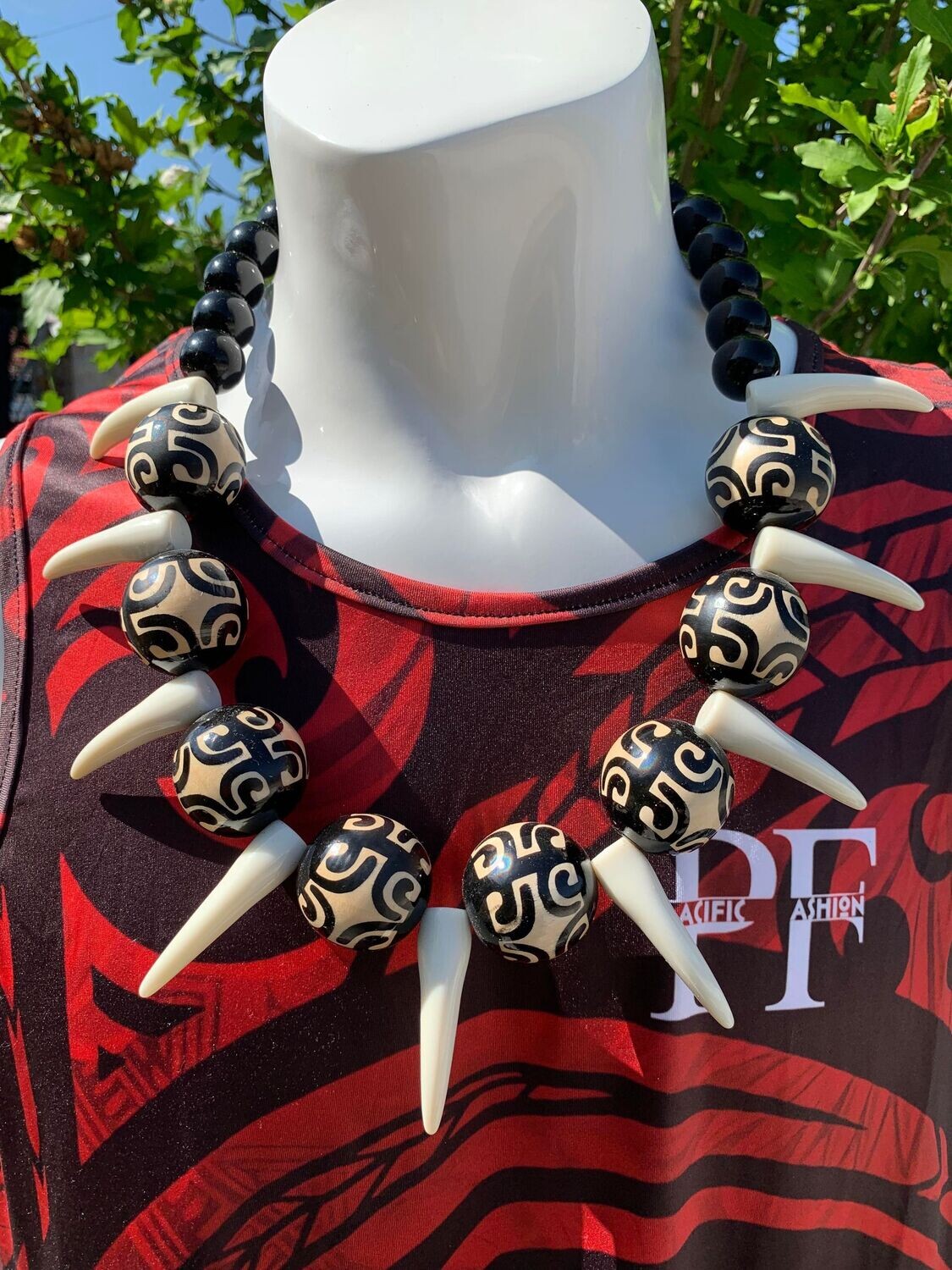 Collier avec dents en résine