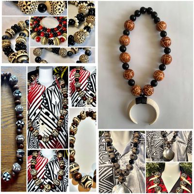 COLLIERS EN PERLE BOIS ET ACRYLIQUE / WOODEN AND ACRYLIC PEARL NECKLACES