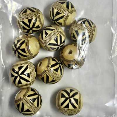Perles avec motifs remplis et vernis