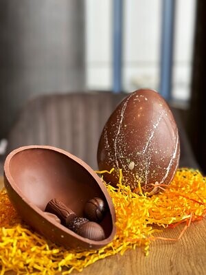 Шоколадное яйцо с 5 конфетами ассорти внутри