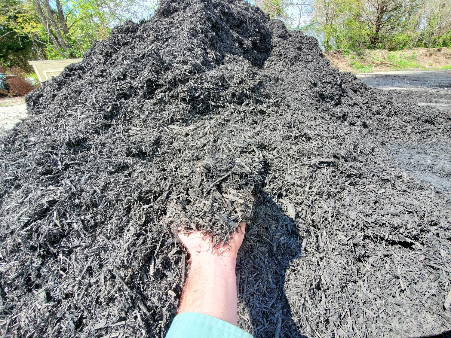 Premium Dyed Black Hardwood Mulch