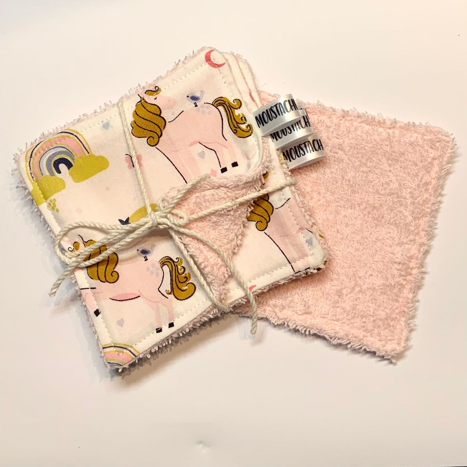 LINGETTES LAVABLES Soizic / Lot de 4 - Licorne rose Lot de 4 lingettes lavables et démaquillantes Soizic fait main par Moustache Créations