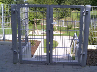 Zweiflügelige Flügeltoranlage