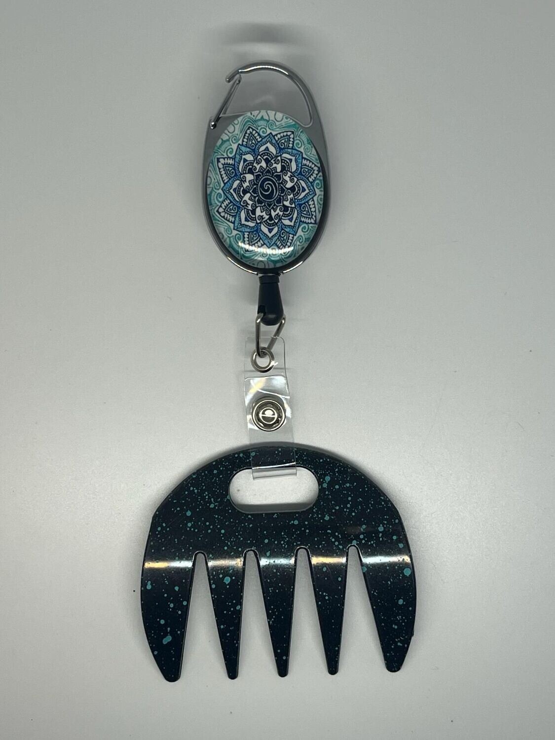 Grat-grat noir moucheté bleu,  clipper mandala bleu dans son coffret cadeau.