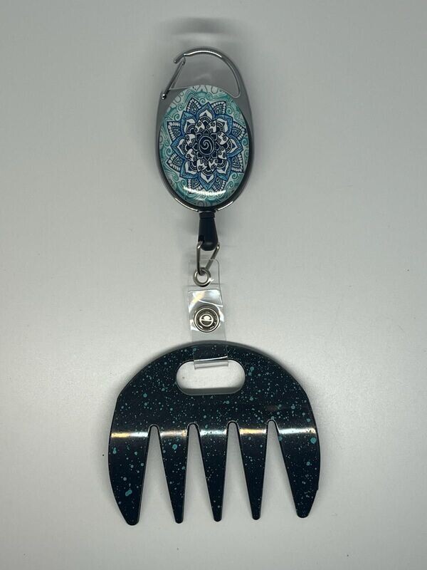 Grat-grat noir moucheté bleu,  clipper mandala bleu dans son coffret cadeau.