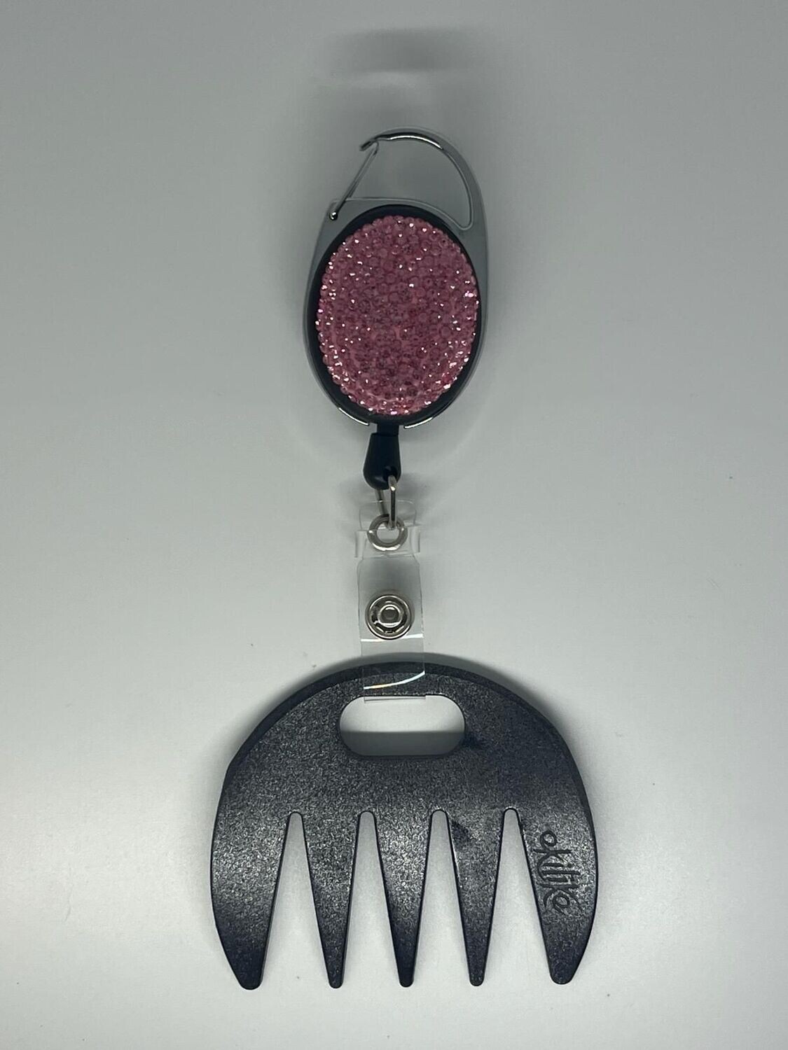 Grat-grat gris pailleté,  clipper diamants roses dans son coffret cadeau.