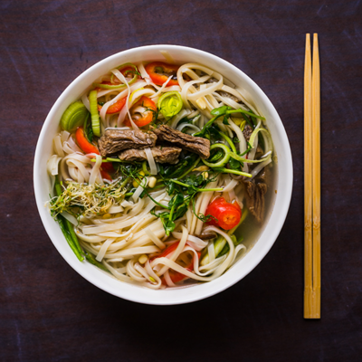 A9: Phở chay – Nationalgericht, vegetarische Bandnudelsuppe mit Tofu und Gemüse (ohne zusätzliche Portion Kräuter)